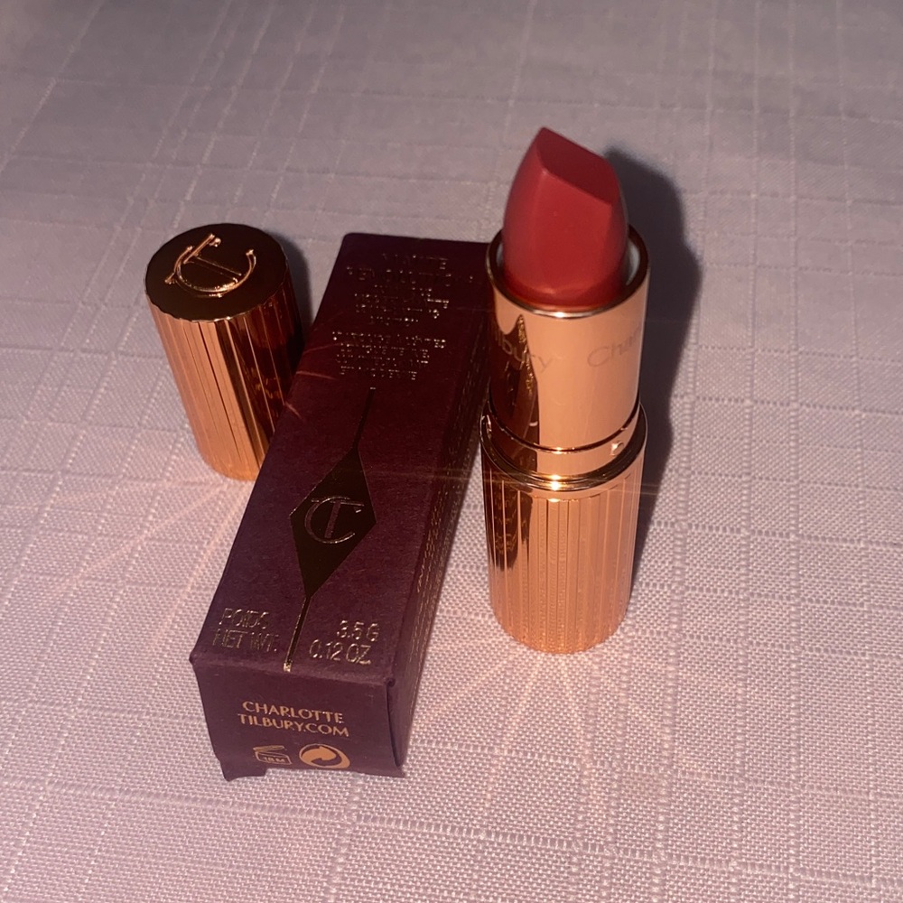 Charlotte Tilbury Walk of No Shame Lipstick NEW
In BOX - Full Size